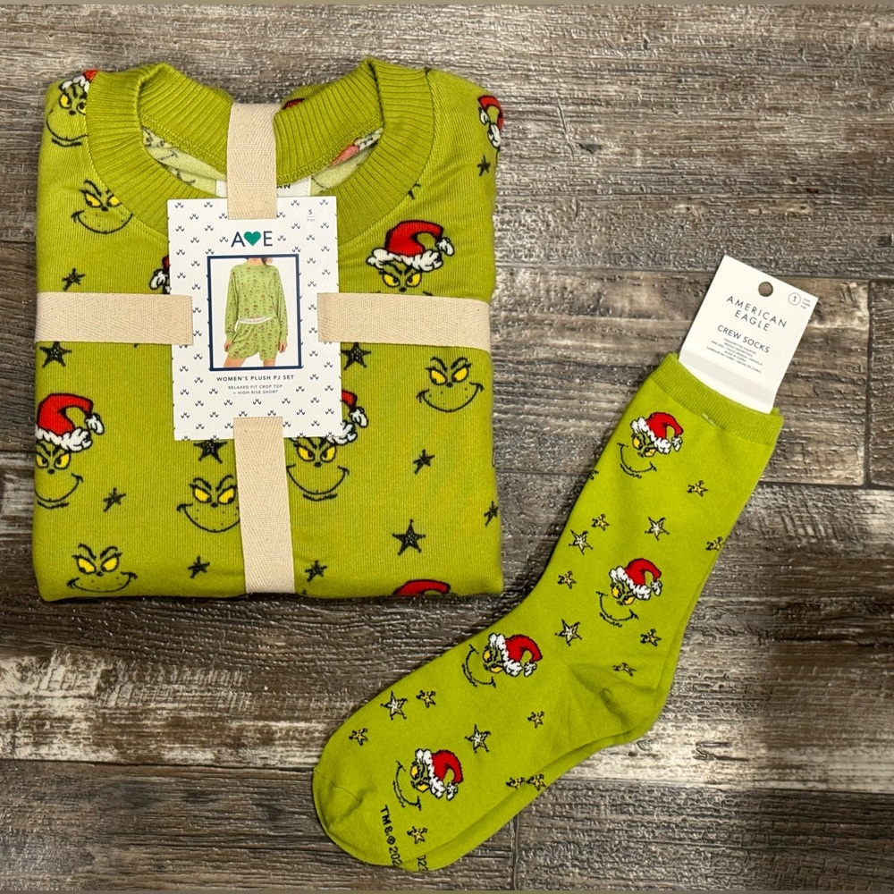 New viral grinch pajama set with socks ~American Eagle ~